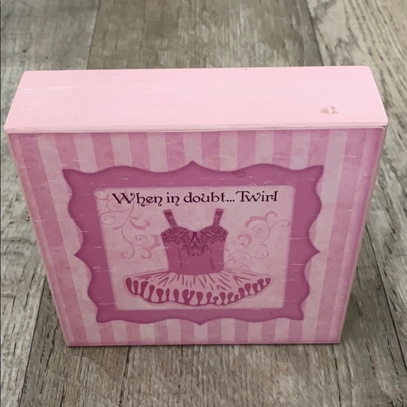 When in doubt...twirl wall decoration - Picture 3 of 5